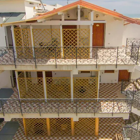 Roseto Palace - La Tua Al Mare Розето-дельи-Абруцци