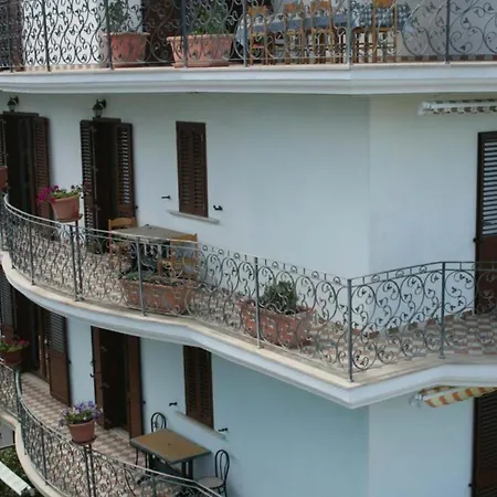 Roseto Palace - La Tua Al Mare Розето-дельи-Абруцци