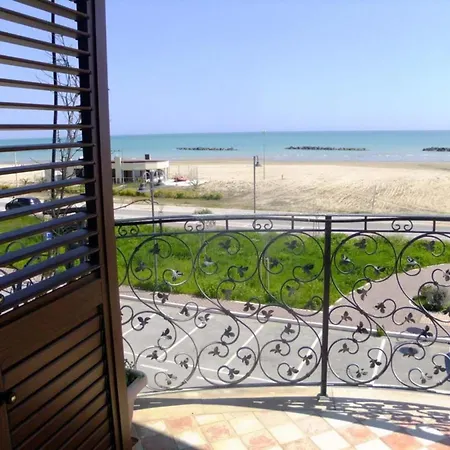 Roseto Palace - La Tua Al Mare * Розето-дельи-Абруцци