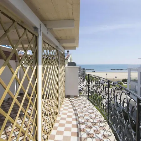 Roseto Palace - La Tua Al Mare * Розето-дельи-Абруцци